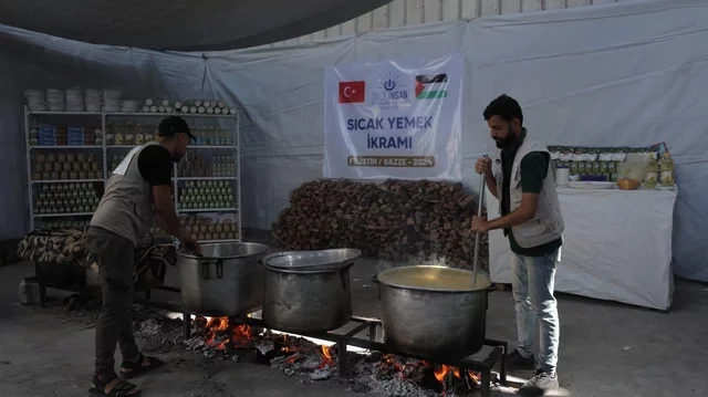 Önce İnsan Derneği'nden Gazzelilere sıcak yemek